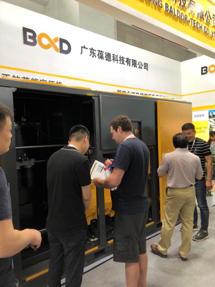 顧客正在認(rèn)真了解葆德空壓機(jī) 顧客正在認(rèn)真了解葆德空壓機(jī)